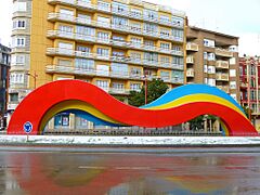 Archivo:Miranda de Ebro - Escultura Vivir Miranda 2
