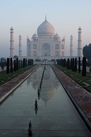 Archivo:Morning view of the Taj Mahal, Agra, Uttar Pradesh, India