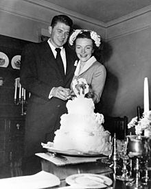 Archivo:Newlyweds Ronald Reagan and Nancy Reagan 1952