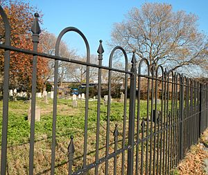Archivo:Old Gravesend Cem fence jeh