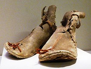 Archivo:Oxhide boots. Loulan, Xinjiang. Early Han 220 BCE - 8 CE