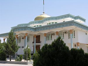 Archivo:Palace of Balkh Governor in 2010