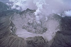 Archivo:Pinatubo early eruption 1991