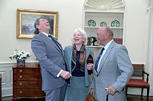 Archivo:President Ronald Reagan with Mel Blanc and Estelle Blanc in the Oval Office