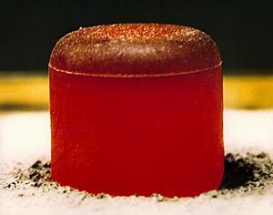 Archivo:Radioisotope thermoelectric generator plutonium pellet