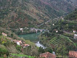 Archivo:San Esteban, confluencia del Cabe y el Sil - panoramio