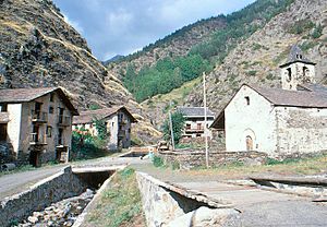 Archivo:Tor al municipi d'Alins