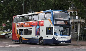 Archivo:Torquay station - Stagecoach 15900 (WA13GFE)