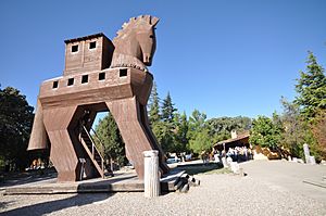 Archivo:Troy (and a trojan horse) (8709942456)