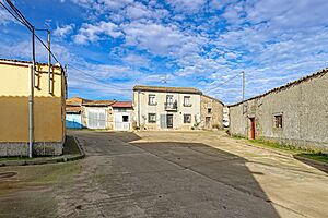 Archivo:Una calle en Villar de Samaniego