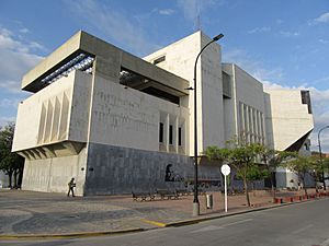 Archivo:2018 Santa Marta (Colombia) - Biblioteca Banco de la República en el Parque simón Bolívar