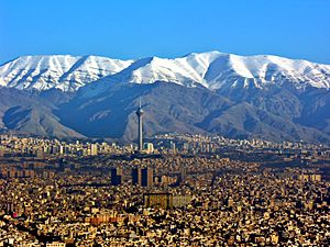 Archivo:Aerial View of Tehran 26.11.2008 04-35-03