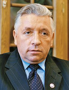 Archivo:Andrzej Lepper in his office 2002 (2) (cropped)