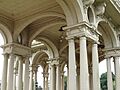 Arcos y columnas que sostienen el punte exterior