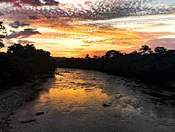 Archivo:Atardecer en el rio Orito