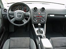 Archivo:Audi A3 8PA Ambiente 2.0 TDI Granatrot Interieur