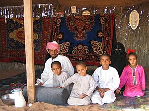 Archivo:Bedouin family-Wahiba Sands