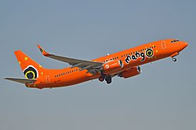 Boeing 737-8BG(w) 'ZS-SJG' Mango (15895405538).jpg