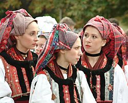 Croatian girls in folklore costume in Hungary.jpg