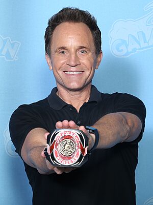 Archivo:David Yost Photo Op GalaxyCon Richmond 2022 (cropped)