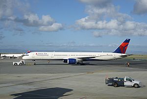 Archivo:Delta Air Lines B757-351 (N581NW) at San Francisco International Airport
