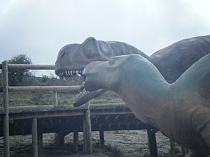 Archivo:Dinosaurs fighting models at Barranco perdido Enciso