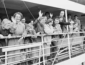 Archivo:Dutch Migrant 1954 MariaScholte=50000thToAustraliaPostWW2