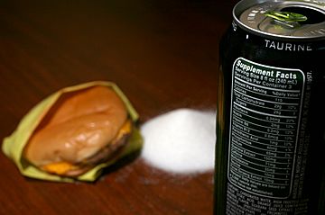 Archivo:Energy drink and fast food cheeseburger calorie comparison