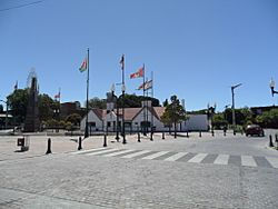 Archivo:Estacion Trelew y Plaza de las Colectividades