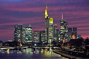 Archivo:Frankfurt Am Main-Stadtansicht von der Deutschherrnbruecke zu Beginn der Abenddaemmerung