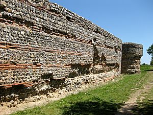 Archivo:Gariannonum Burgh Castle south wall well preserved