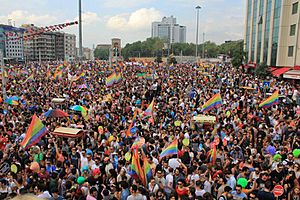 Archivo:Gay pride Istanbul 2013 - Taksim Square