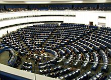 Archivo:Hemicycle of European Parliament, Strasbourg, with chamber orchestra performing-cropped