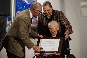 Archivo:Hidden Figures Award Ceremony (NHQ201612010025)