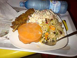 Archivo:Jamaican Rice served with grilled Fish and Mixed Salad and moi moi (Baked beans)