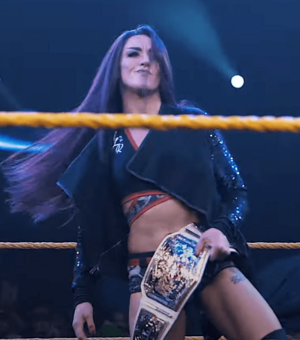 Archivo:Kay Lee Ray NXT UK Women's Champion 2019