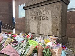 Archivo:London Bridge floral tributes