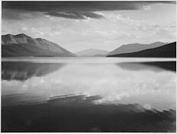 Archivo:Looking across lake toward mountains, "Evening, McDonald Lake, Glacier National Park," Montana., 1933 - 1942 - NARA - 519861