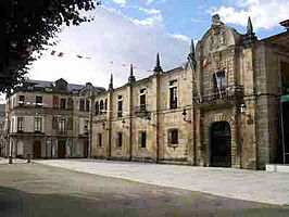 Casa del Ayuntamiento en el parque de Villanueva de Lorenzana, antiguo monasterio.