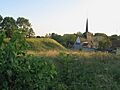 Maisnières église au pied de la motte 1