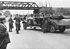 Archivo:Mercedes-Benz W 31 with Hitler, Josef Gierse