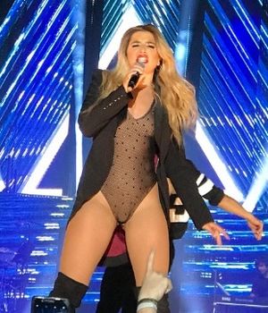 Archivo:Mimi Doblas con sam vazquez biskaia arena 24-6-18