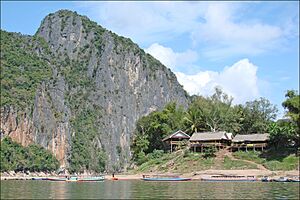 Archivo:Nam Ou River confluence in Mekong Laos