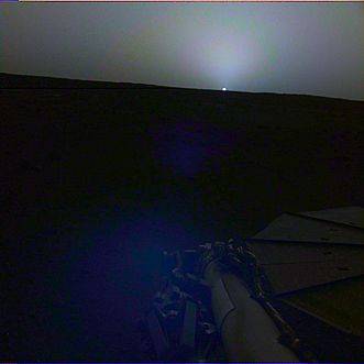 Archivo:PIA23202 cc-Mars-InSightLander-Sunset-20190425