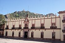 Archivo:Palacio de Gobierno de Zacatecas con el Cerro de la Bufa al fondo
