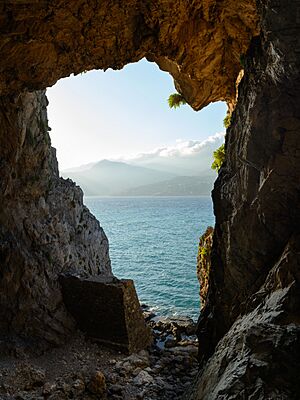 Archivo:Plakias Gonates Cave 01