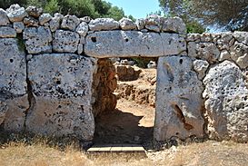 Porta d'entrada de la murada del poblat prehistòric de Son Catlar (Menorca).JPG