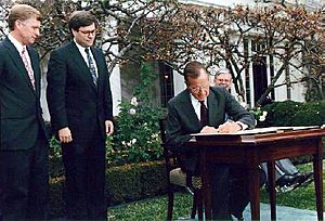 Archivo:President George H. W. Bush signs the Civil Rights Commission Reauthorization Act in the Rose Garden of the White House