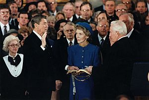 Archivo:President Reagan being sworn in for second term in the rotunda at the U.S. Capitol 1985
