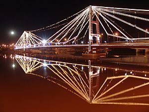 Archivo:Puente colgante nocturna